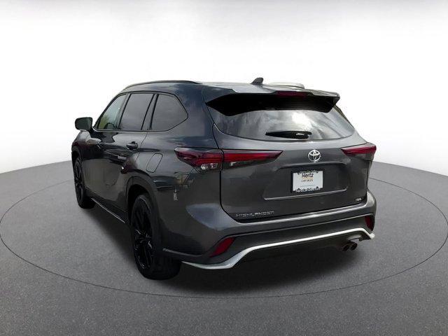 used 2024 Toyota Highlander car, priced at $40,069