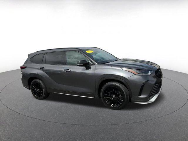 used 2024 Toyota Highlander car, priced at $40,069