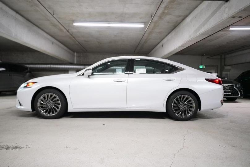 new 2025 Lexus ES 300h car, priced at $56,409