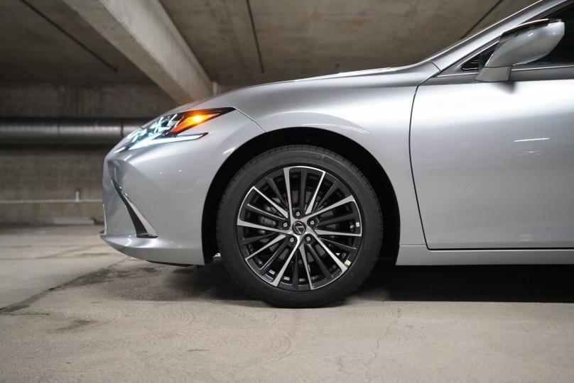 new 2025 Lexus ES 300h car, priced at $52,120