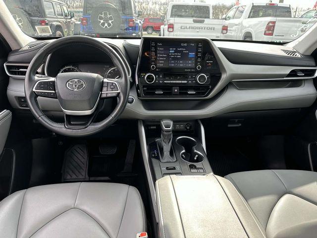 used 2022 Toyota Highlander car, priced at $33,794