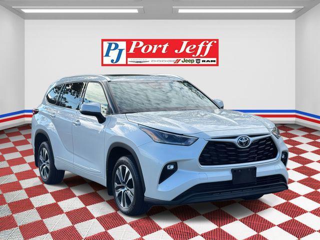 used 2021 Toyota Highlander car, priced at $30,794