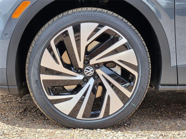new 2025 Volkswagen ID.4 car, priced at $48,028