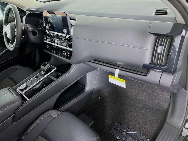 new 2025 Nissan Pathfinder car, priced at $39,578