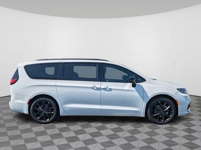new 2024 Chrysler Pacifica car, priced at $42,770