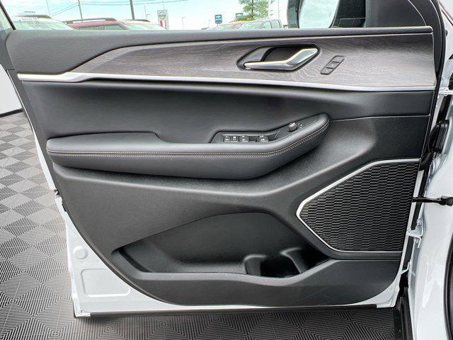new 2025 Jeep Grand Cherokee car, priced at $42,270