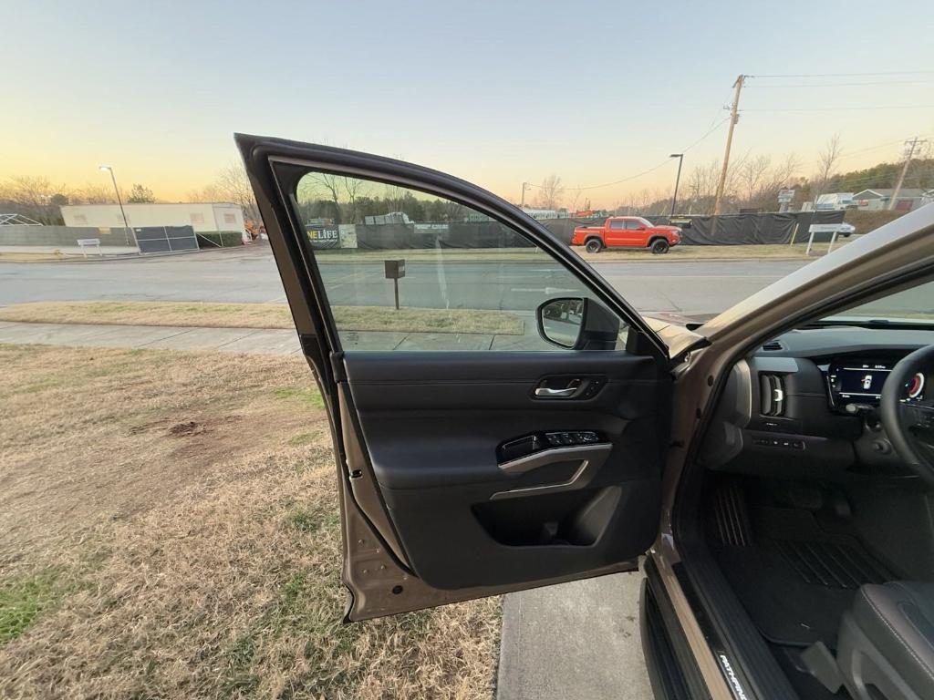 new 2025 Nissan Pathfinder car, priced at $54,290