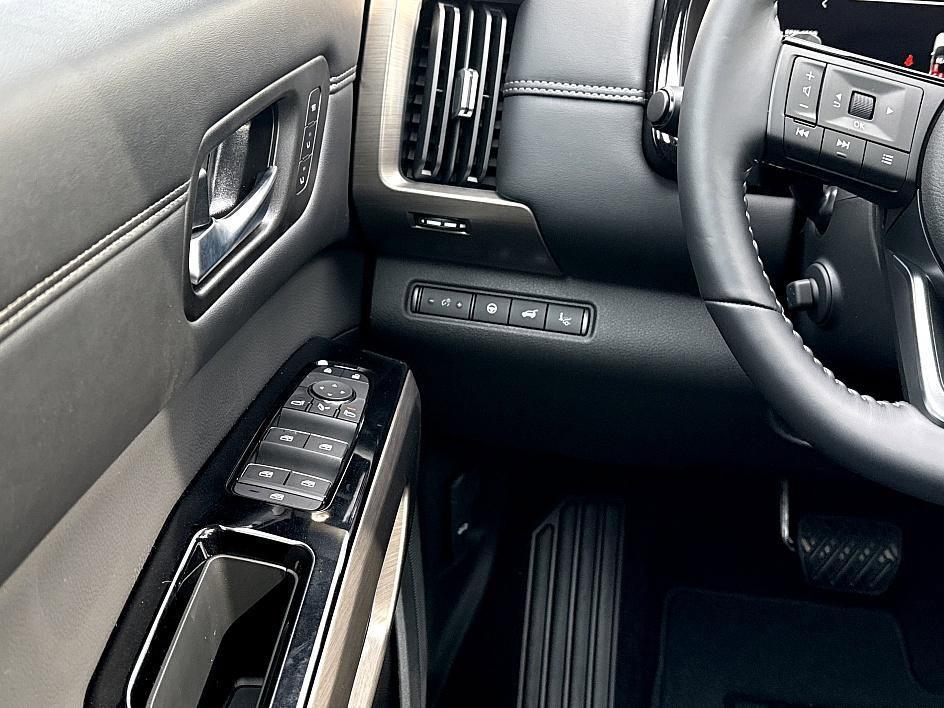 new 2025 Nissan Pathfinder car, priced at $48,298
