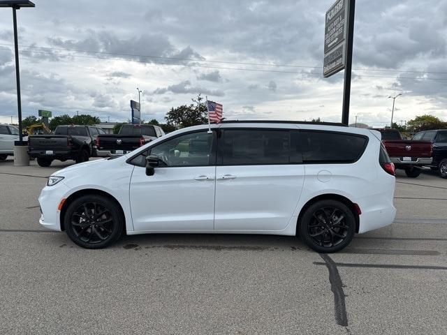 new 2024 Chrysler Pacifica car, priced at $43,527