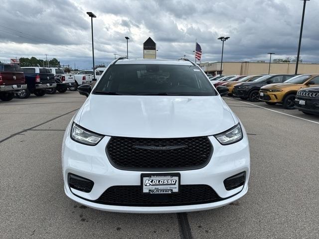 new 2024 Chrysler Pacifica car, priced at $43,527