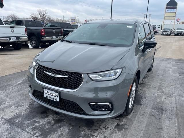 new 2025 Chrysler Pacifica car, priced at $42,373