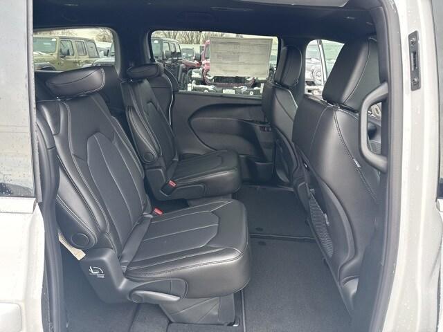 new 2025 Chrysler Pacifica car, priced at $42,406