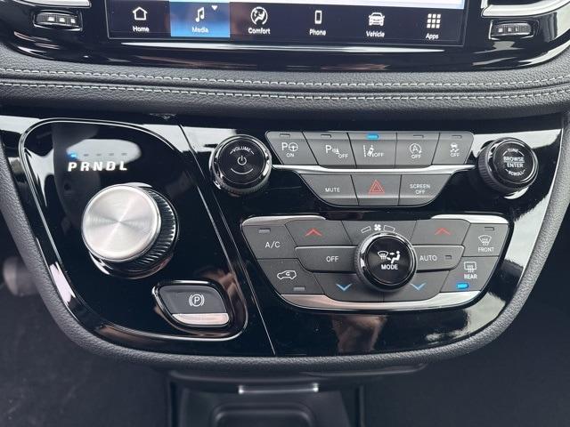 new 2025 Chrysler Pacifica car, priced at $42,406
