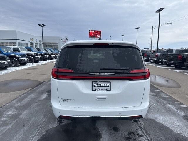 new 2025 Chrysler Pacifica car, priced at $42,406