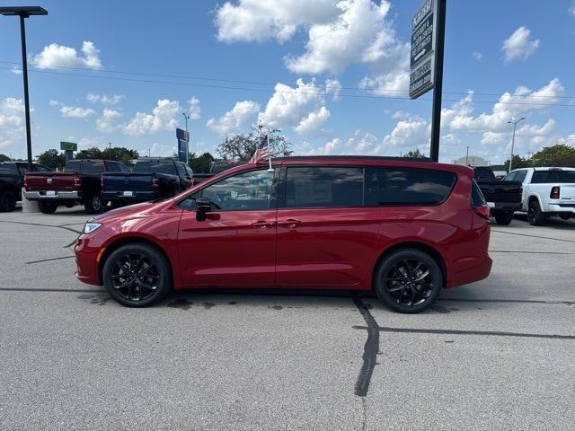 new 2024 Chrysler Pacifica car, priced at $46,748