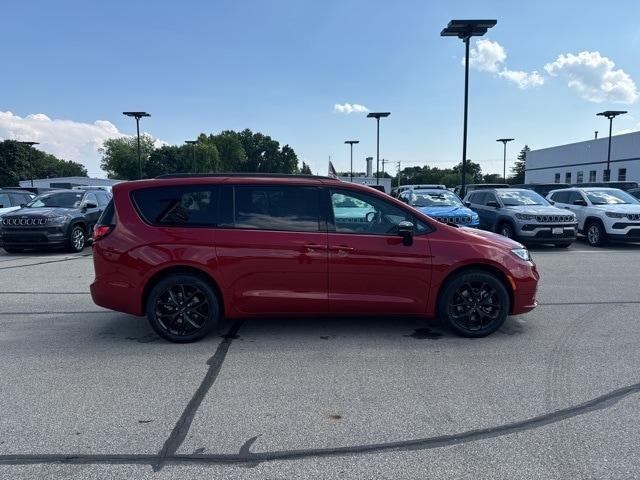 new 2024 Chrysler Pacifica car, priced at $46,748