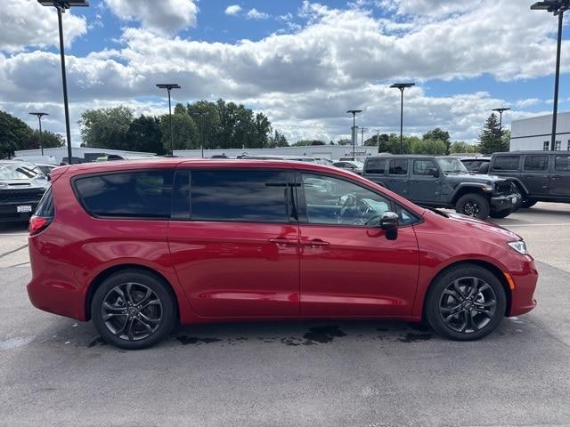 new 2026 Chrysler Pacifica car, priced at $45,427