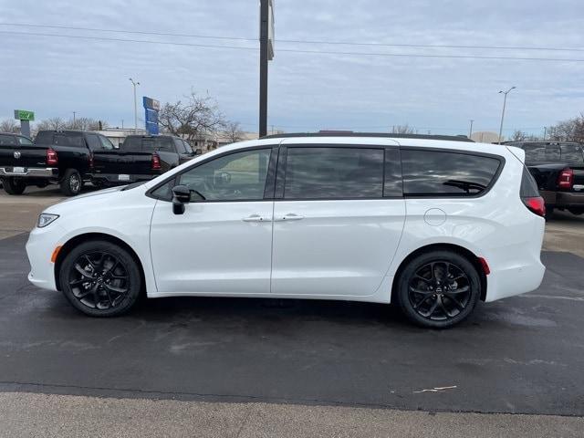 new 2025 Chrysler Pacifica car, priced at $49,344