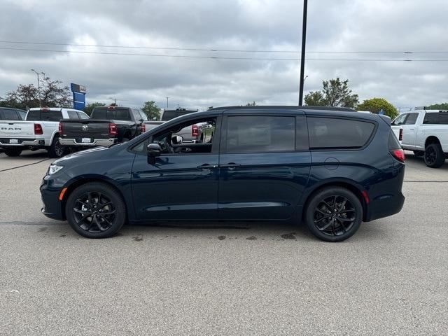 new 2024 Chrysler Pacifica car, priced at $42,399