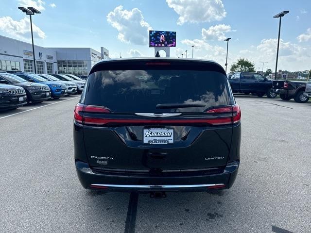 new 2024 Chrysler Pacifica car, priced at $45,673