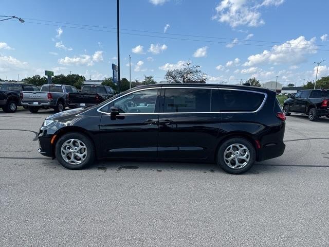 new 2024 Chrysler Pacifica car, priced at $45,673