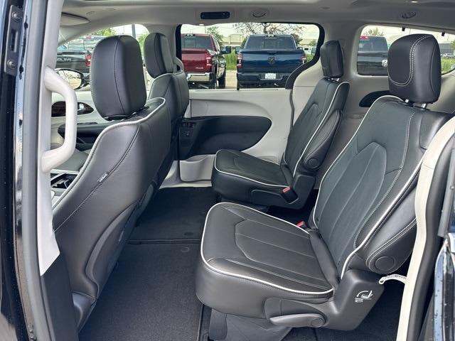 new 2024 Chrysler Pacifica car, priced at $45,673