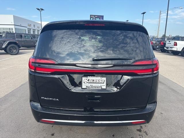 new 2025 Chrysler Pacifica car, priced at $45,406