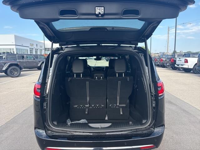 new 2025 Chrysler Pacifica car, priced at $45,406