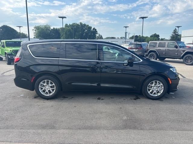 new 2025 Chrysler Pacifica car, priced at $45,406