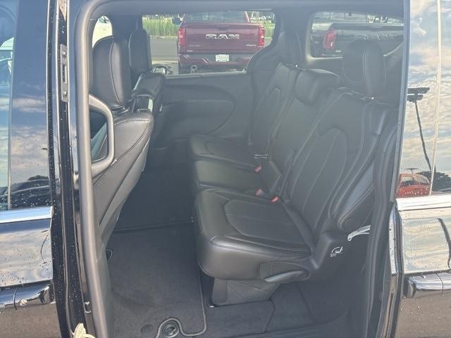 new 2025 Chrysler Pacifica car, priced at $45,406