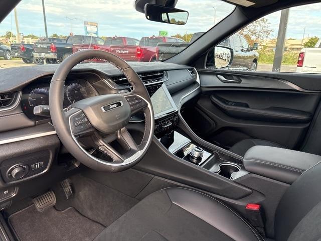 new 2025 Jeep Grand Cherokee car, priced at $45,297