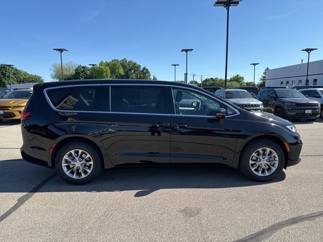 new 2024 Chrysler Pacifica car, priced at $42,416