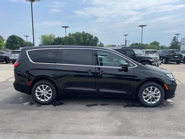 new 2025 Chrysler Pacifica car, priced at $46,798