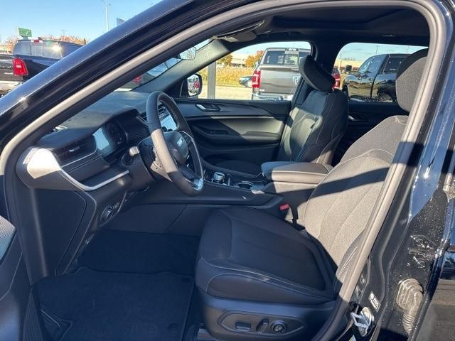 new 2025 Jeep Grand Cherokee car, priced at $40,977