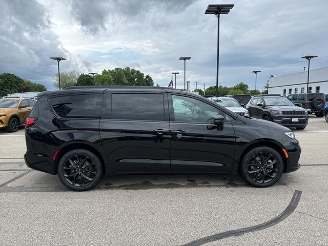 new 2024 Chrysler Pacifica car, priced at $51,567