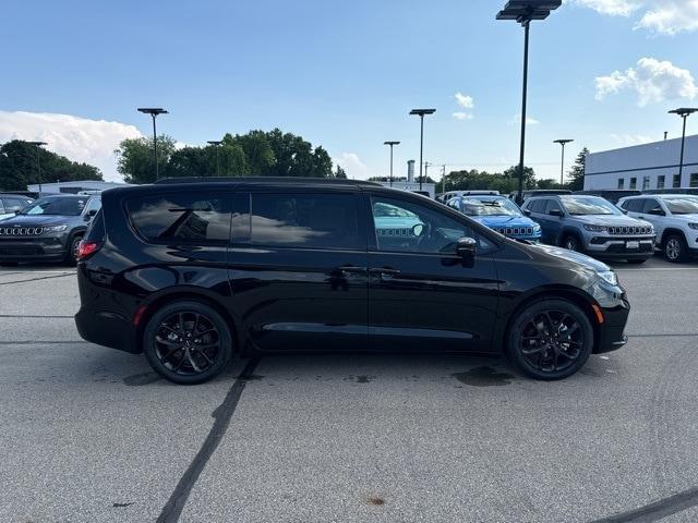 new 2024 Chrysler Pacifica car, priced at $41,971