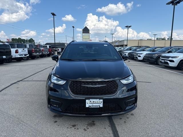 new 2024 Chrysler Pacifica car, priced at $41,971