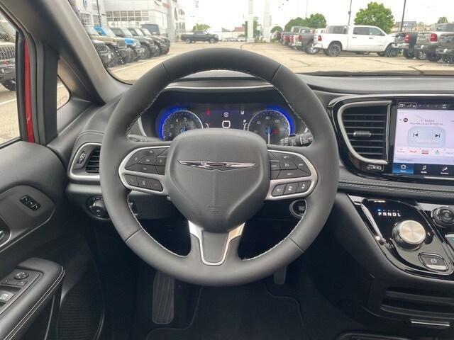 new 2025 Chrysler Pacifica car, priced at $47,221