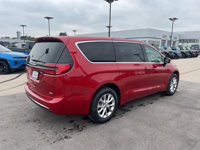 new 2025 Chrysler Pacifica car, priced at $47,221