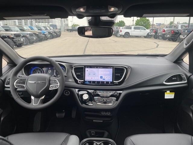 new 2025 Chrysler Pacifica car, priced at $47,221
