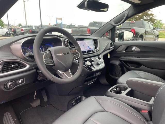 new 2025 Chrysler Pacifica car, priced at $47,221