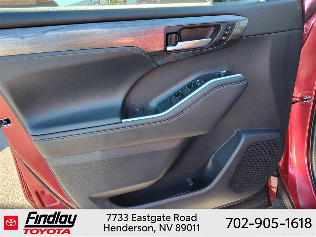used 2025 Toyota Highlander car, priced at $54,988