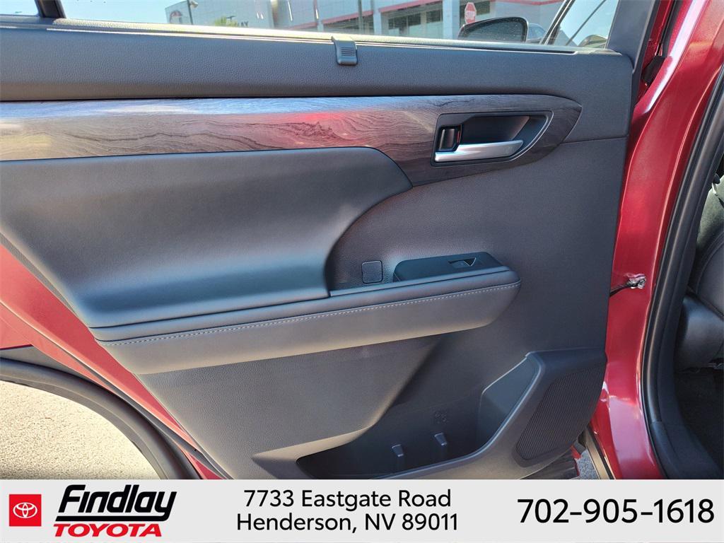 used 2025 Toyota Highlander car, priced at $54,988