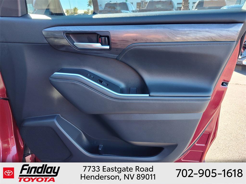 used 2025 Toyota Highlander car, priced at $54,988