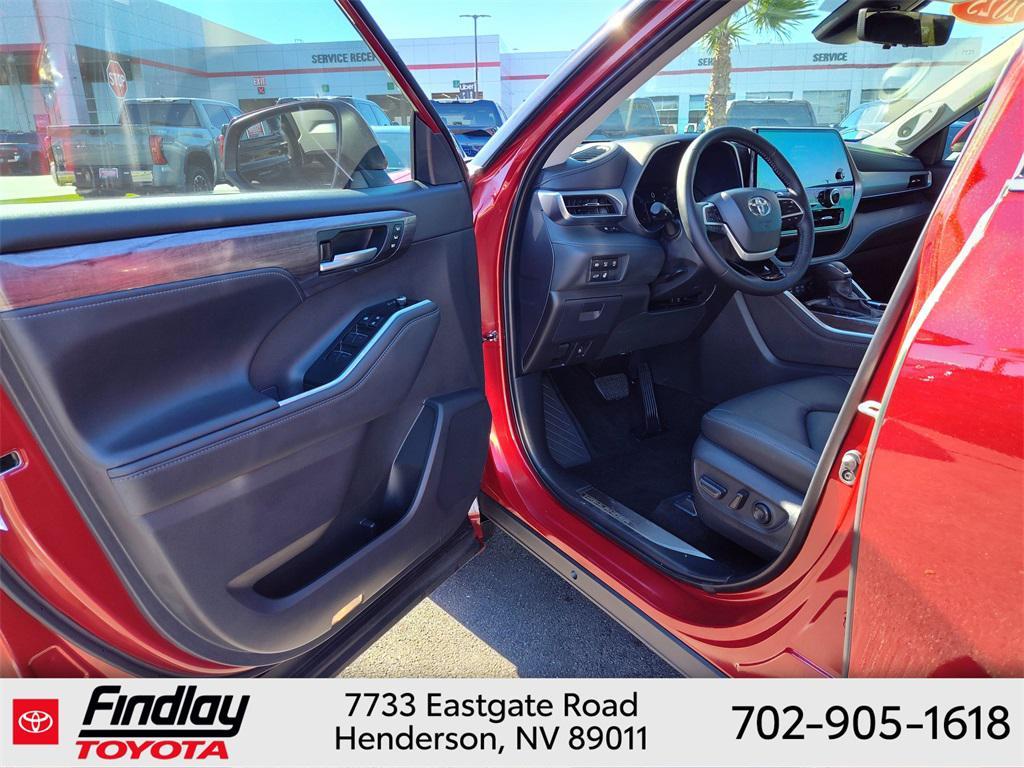used 2025 Toyota Highlander car, priced at $54,988