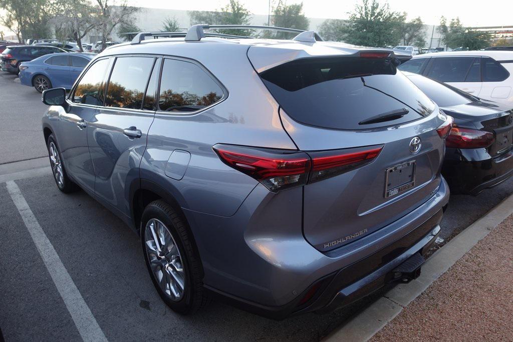 used 2021 Toyota Highlander car, priced at $31,888