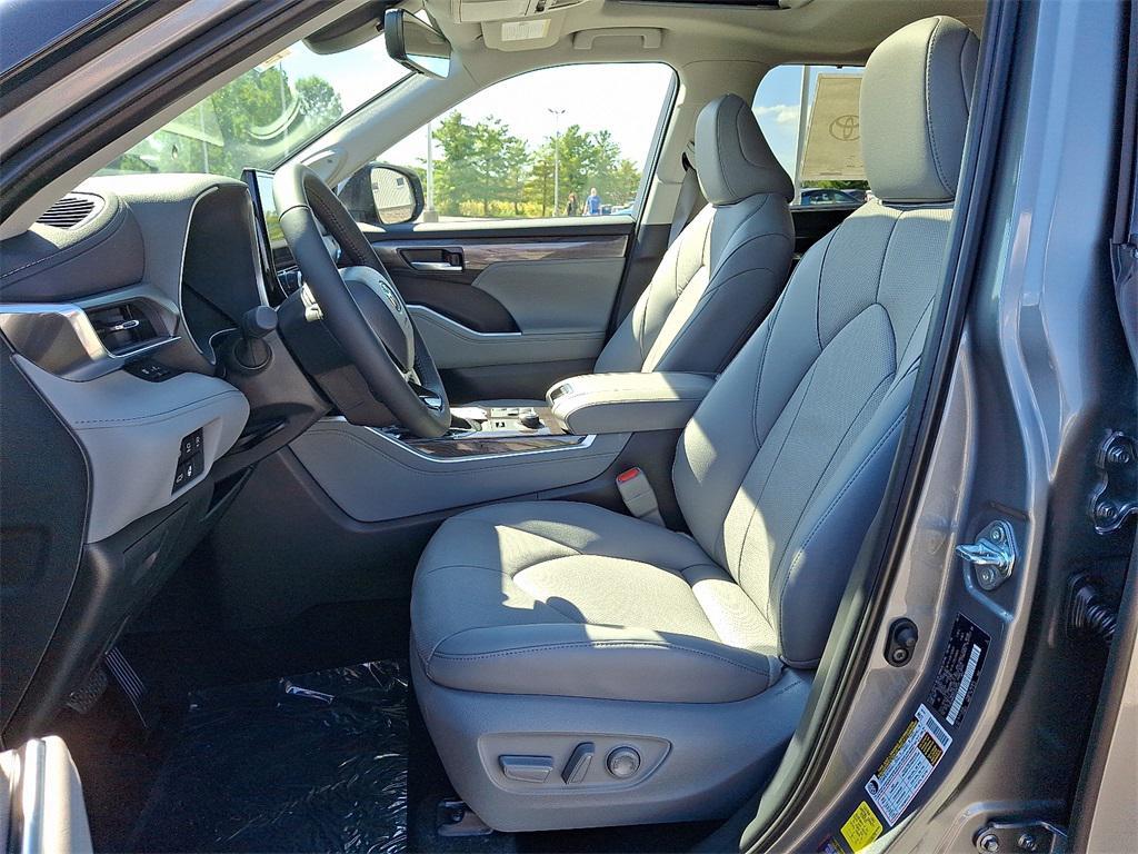new 2025 Toyota Highlander car, priced at $52,858