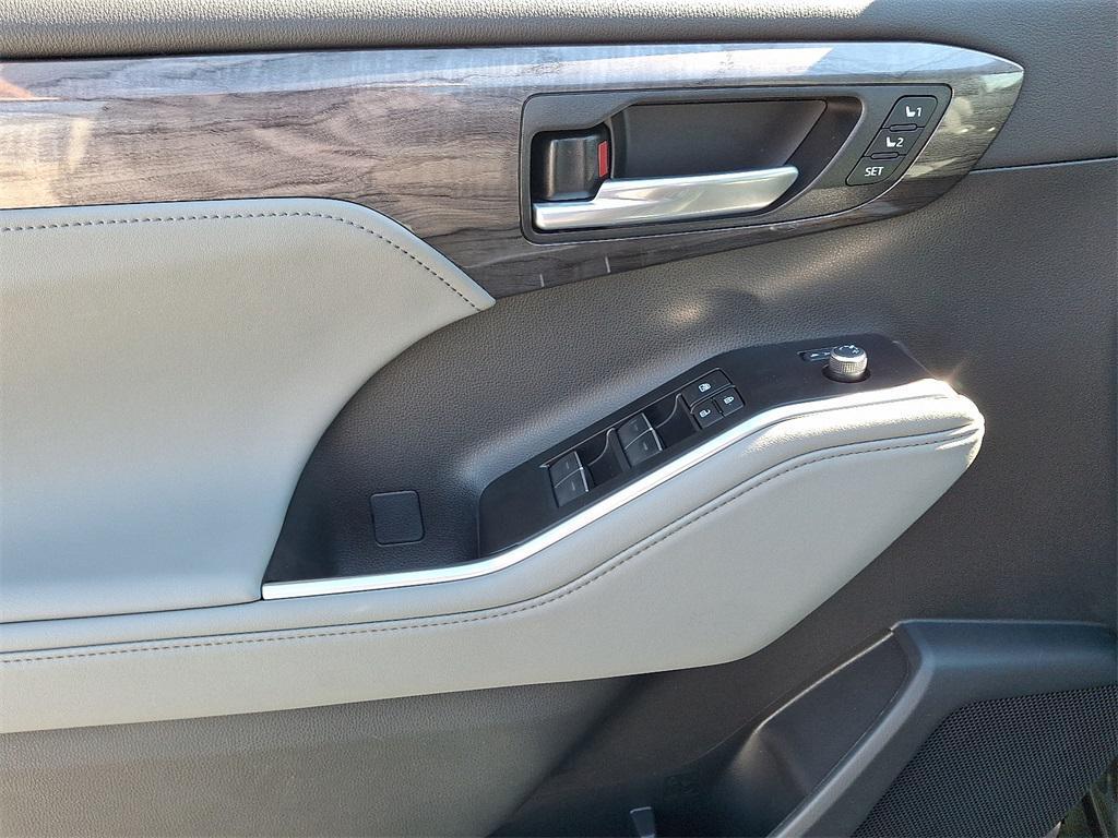 new 2025 Toyota Highlander car, priced at $52,858