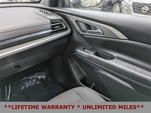 used 2024 Chevrolet Traverse car, priced at $40,992