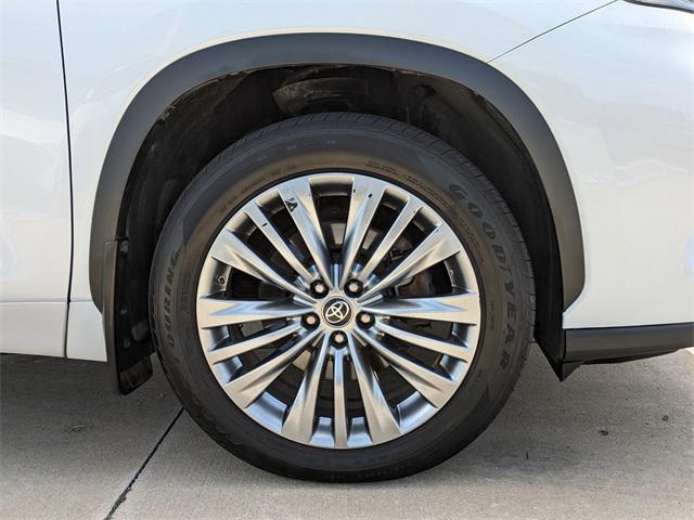 used 2023 Toyota Highlander car, priced at $40,993